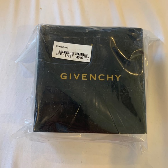 Givenchy
Silver-Tone Crystal Earrings & Necklace - Picture 5 of 8